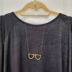 Hipster long glasses pendant with thin chain in gold tone.